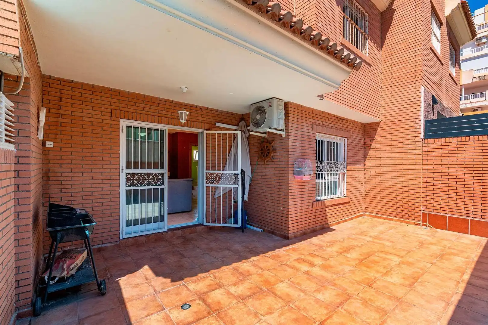 Vista exterior de Casa adosada en venda en Roquetas de Mar amb Terrassa