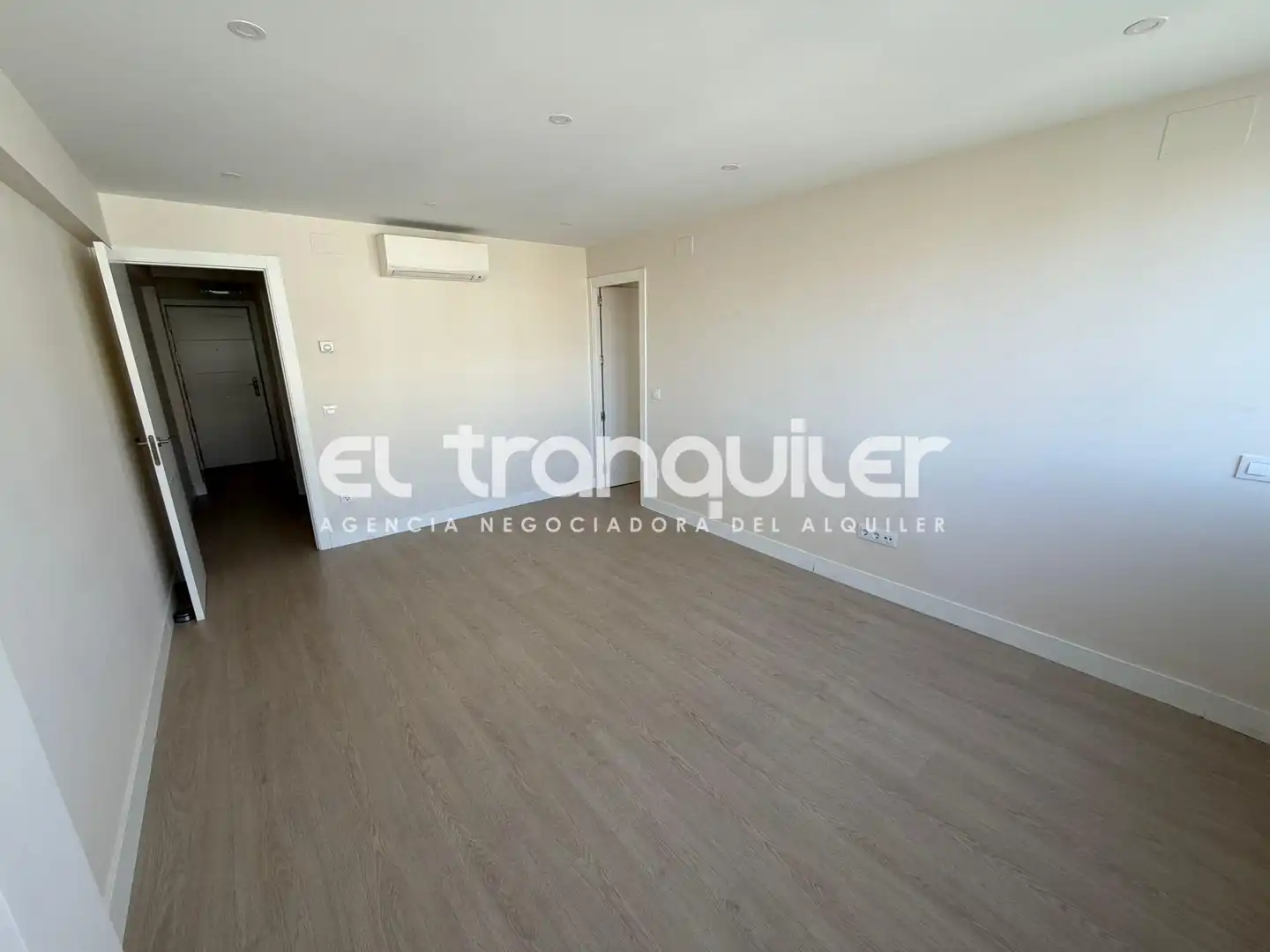 Bedroom of Flat for rent in Madrid  with Air Conditioner and Washing machine