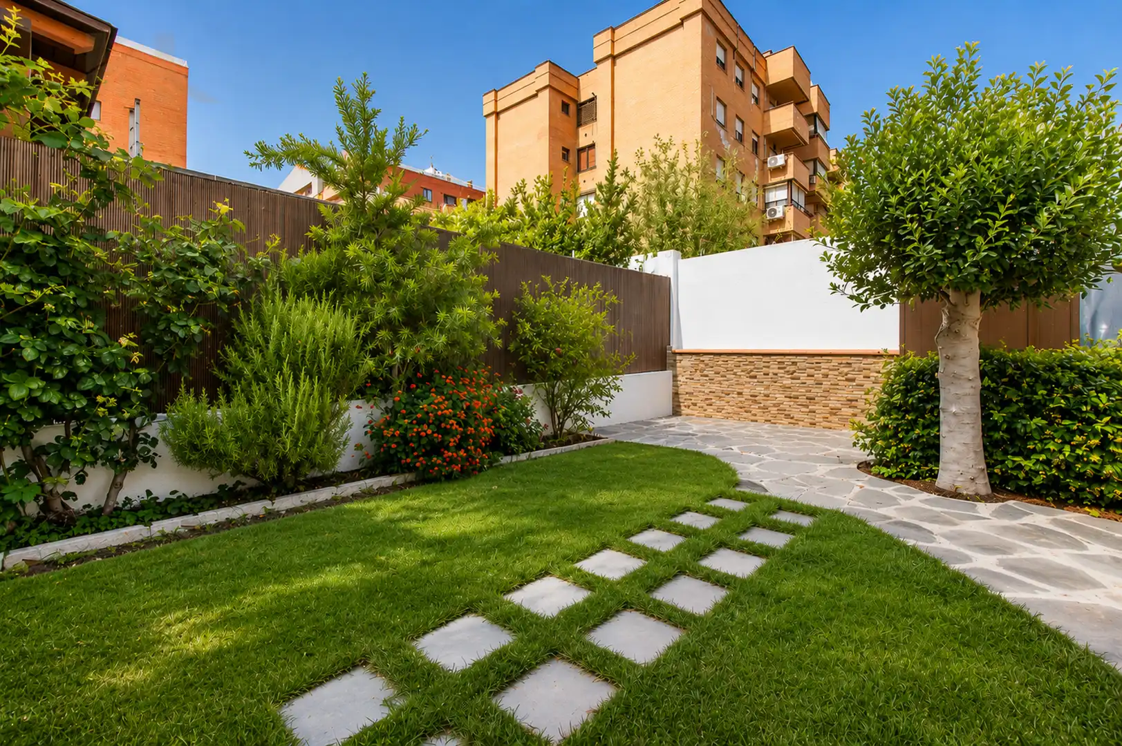Jardín de Casa adosada en venta en Alcobendas con Aire acondicionado, Calefacción y Jardín privado