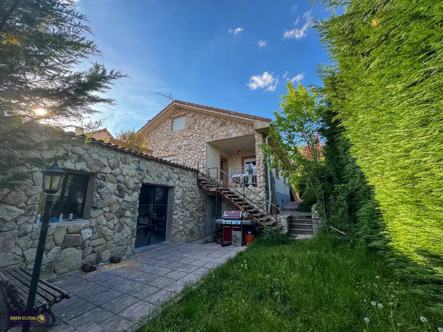Vista exterior de Casa o xalet en venda en Bustarviejo amb Aire condicionat, Calefacció i Jardí privat
