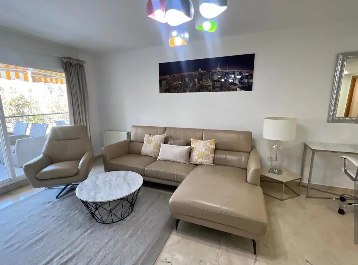 Sala d'estar de Pis en venda en Marbella amb Aire condicionat, Terrassa i Moblat