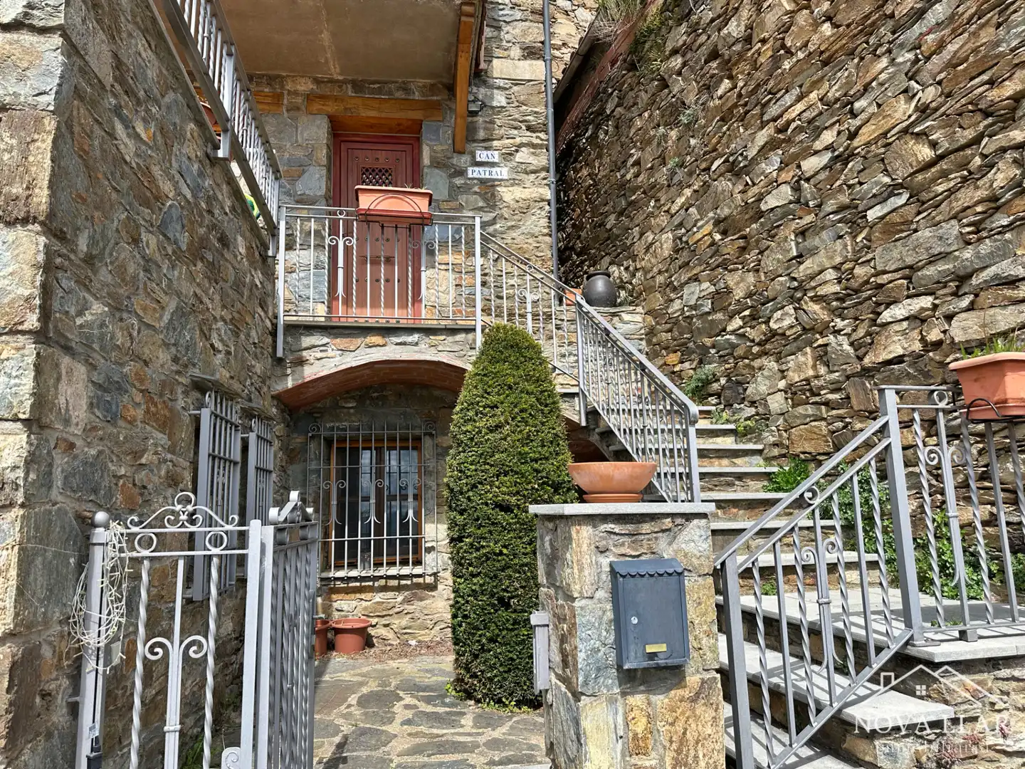 Außenansicht von Einfamilien-Reihenhaus zum Verkauf in Vilallonga de Ter mit Heizung, Privatgarten und Terrasse