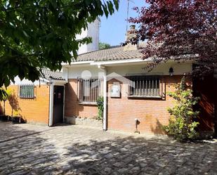 Exterior view of House or chalet for sale in Navalperal de Pinares  with Heating, Private garden and Terrace