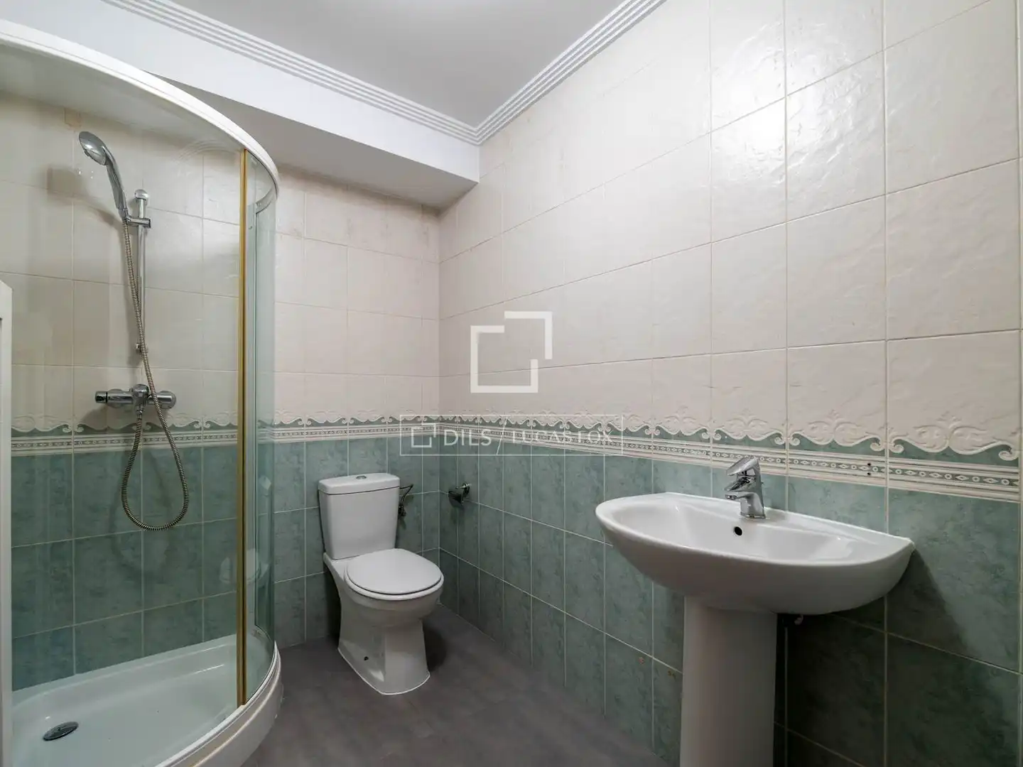 Bany de Casa o xalet en venda en Madrid amb Aire condicionat, Calefacció i Jardí privat