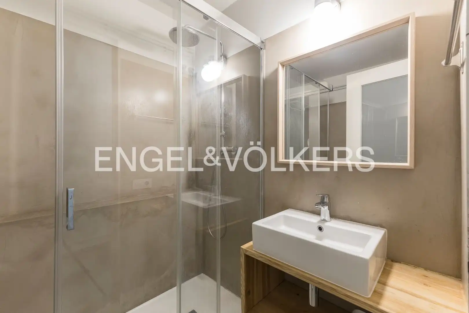 Baño de Dúplex en venta en Barcelona con Calefacción, Terraza y Trastero