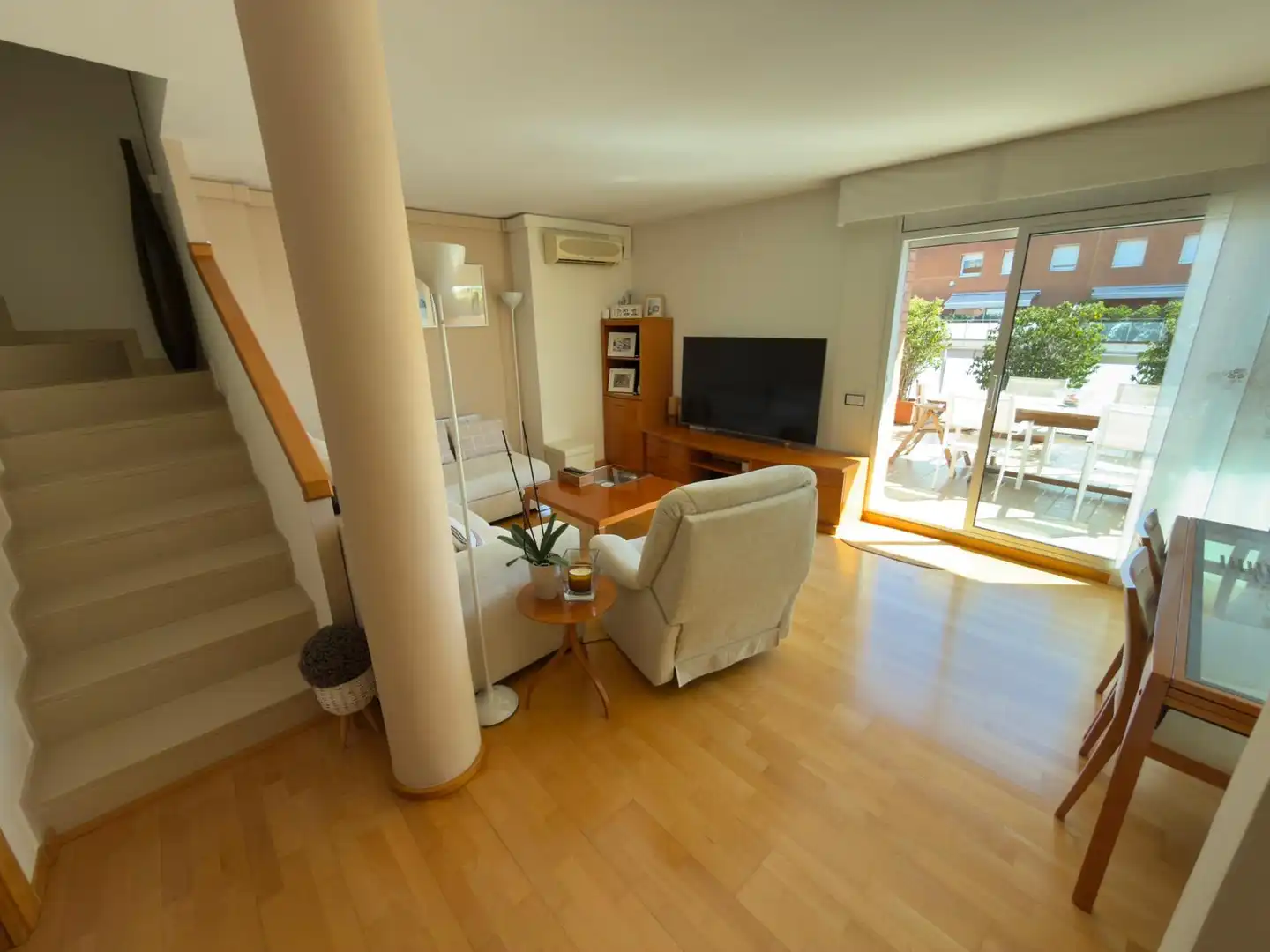 Sala de estar de Ático en venta en Cornellà de Llobregat con Aire acondicionado, Calefacción y Parquet