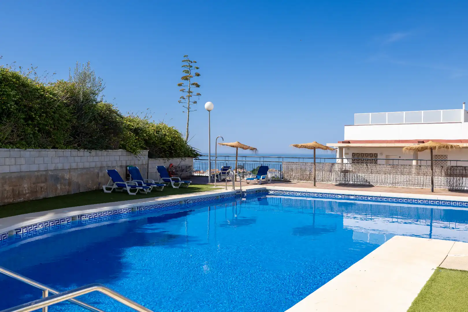 Piscina de Dúplex en venda en Rincón de la Victoria amb Aire condicionat, Calefacció i Jardí privat