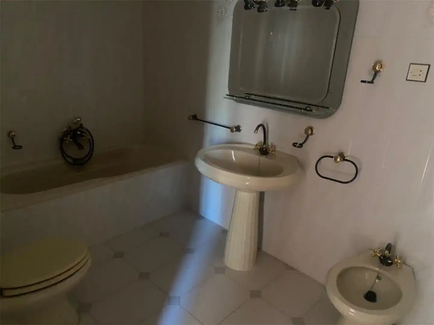 Bathroom of Flat for sale in Madrigal de las Altas Torres, Ávila