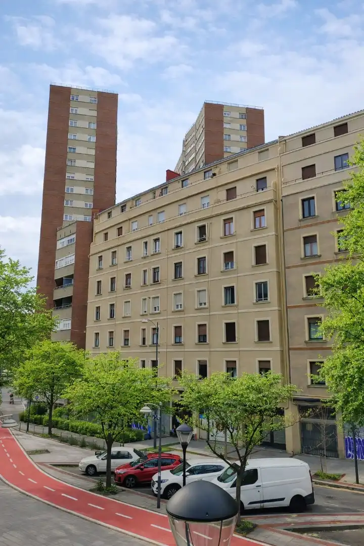 Vista exterior de Pis en venda en Bilbao  amb Calefacció