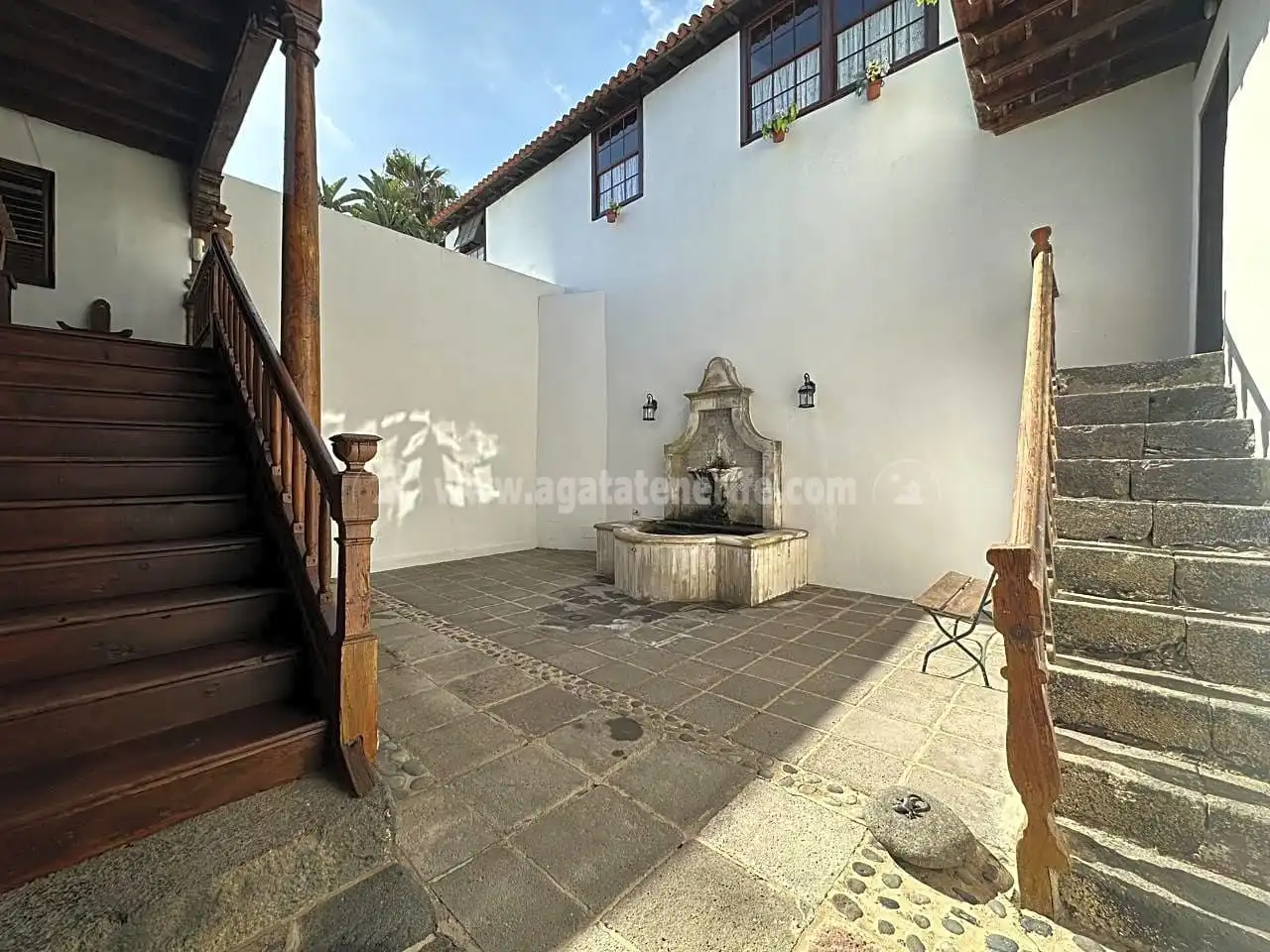 Vista exterior de Casa o xalet en venda en Icod de los Vinos amb Jardí privat, Terrassa i Piscina