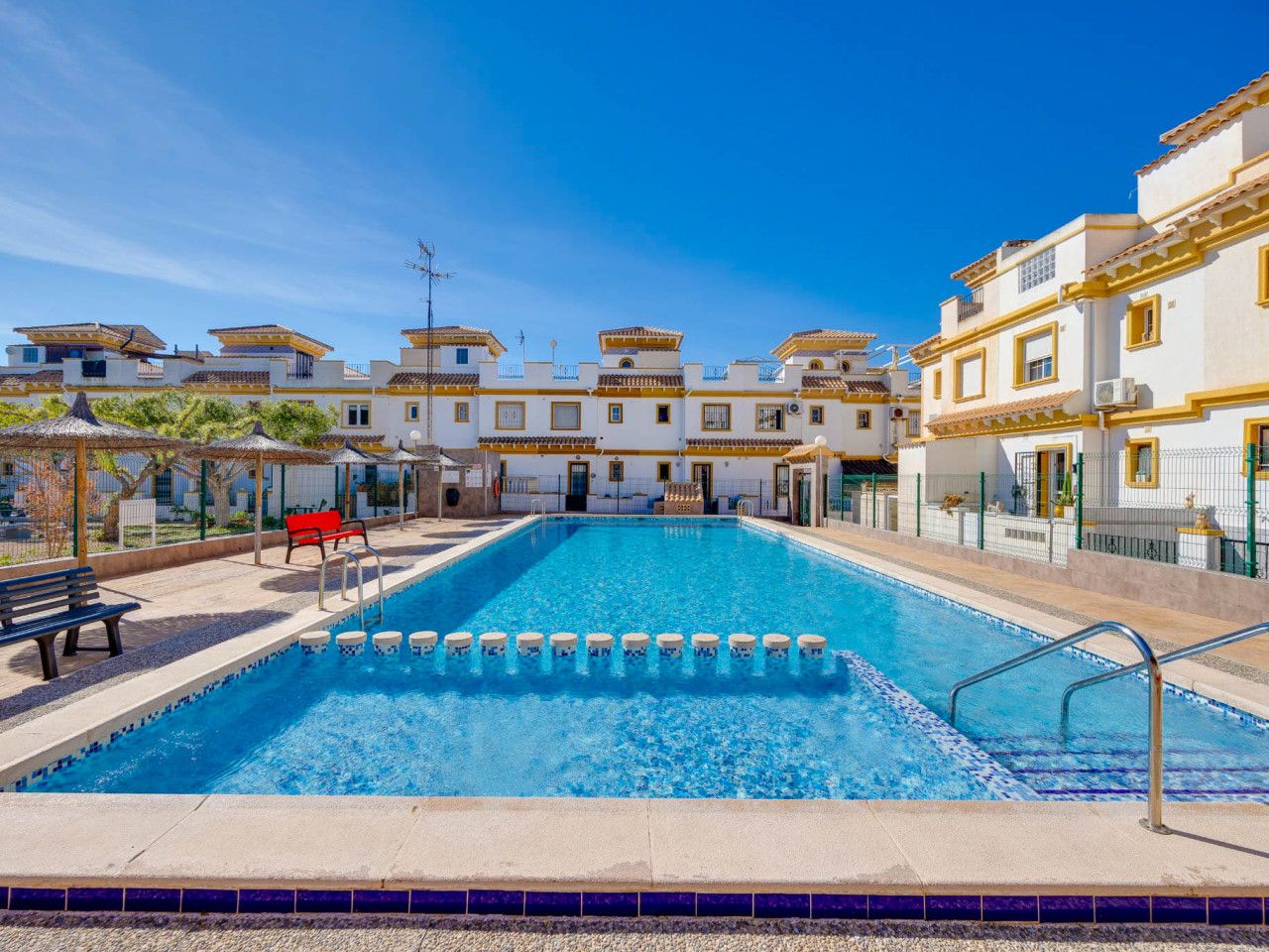 Piscina de Casa adosada en venta en Torrevieja con Aire acondicionado, Calefacción y Terraza