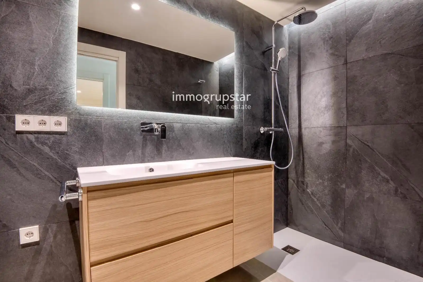 Appartamento con terrazza in vendita a Calle de Gràcia, imagen 16