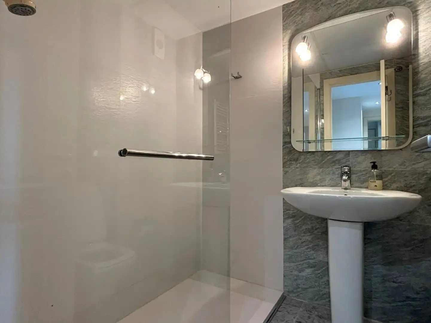 Baño de Apartamento de alquiler en Marbella con Aire acondicionado, Terraza y Piscina comunitaria