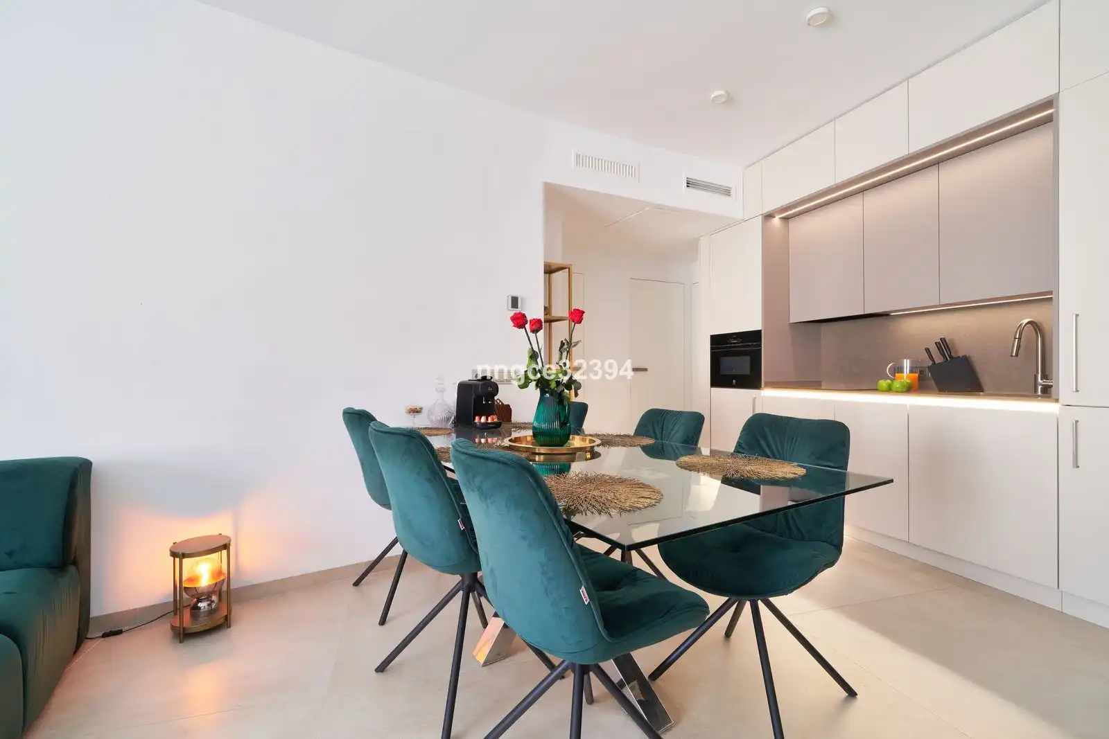 Menjador de Apartament en venda en Marbella amb Aire condicionat, Terrassa i Moblat