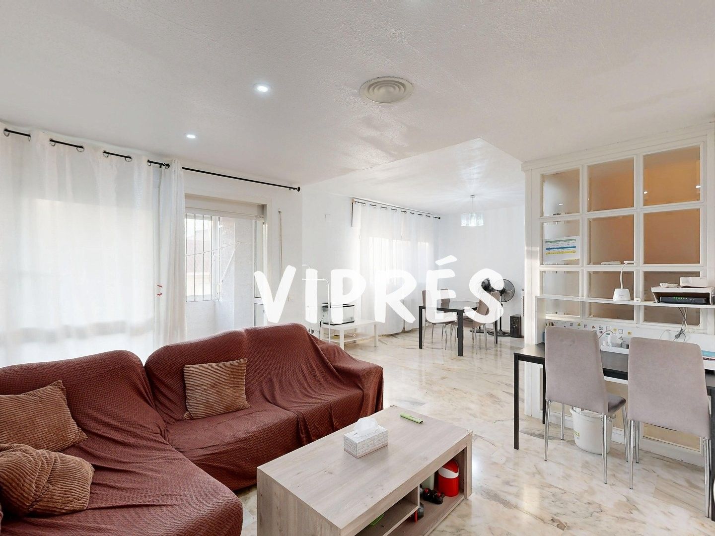 Sala d'estar de Casa adosada en venda en Mérida amb Terrassa, Piscina i Moblat