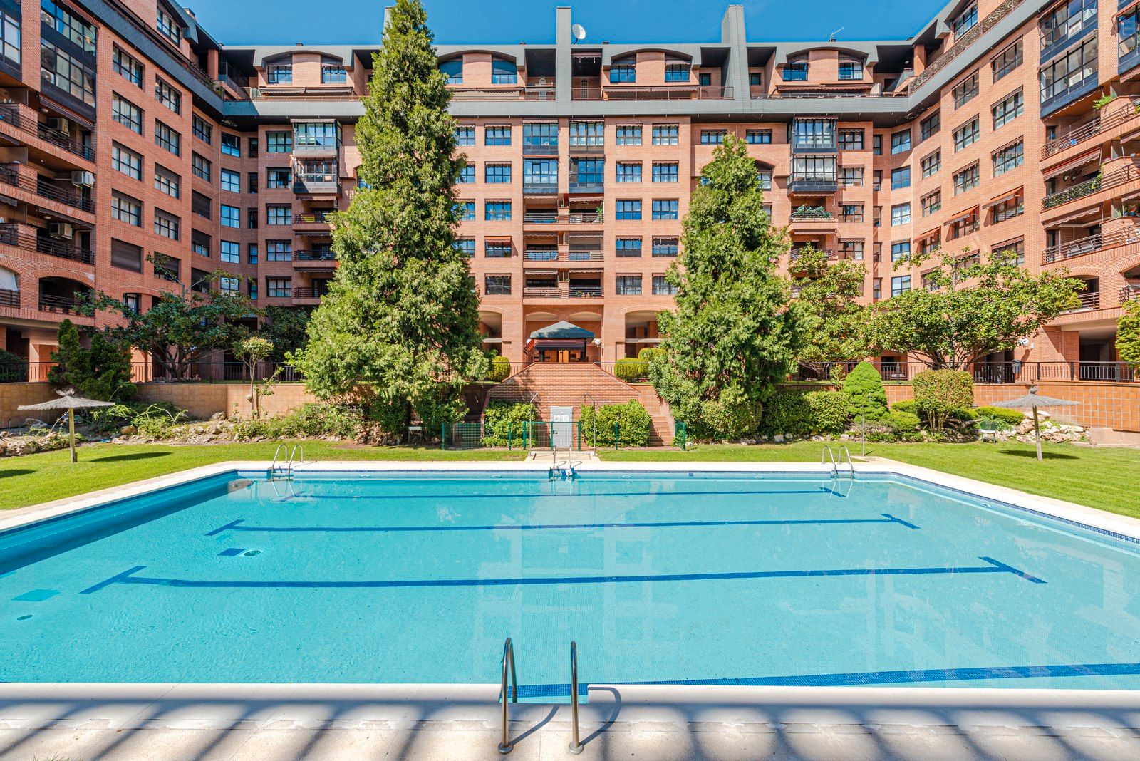 Swimming pool of Flat for sale in  Madrid Capital  with Air Conditioner, Parquet flooring and Terrace
