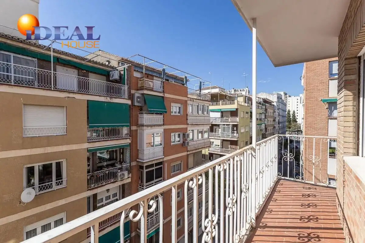 Flat with terrace for sale in Beiro, imagen 3