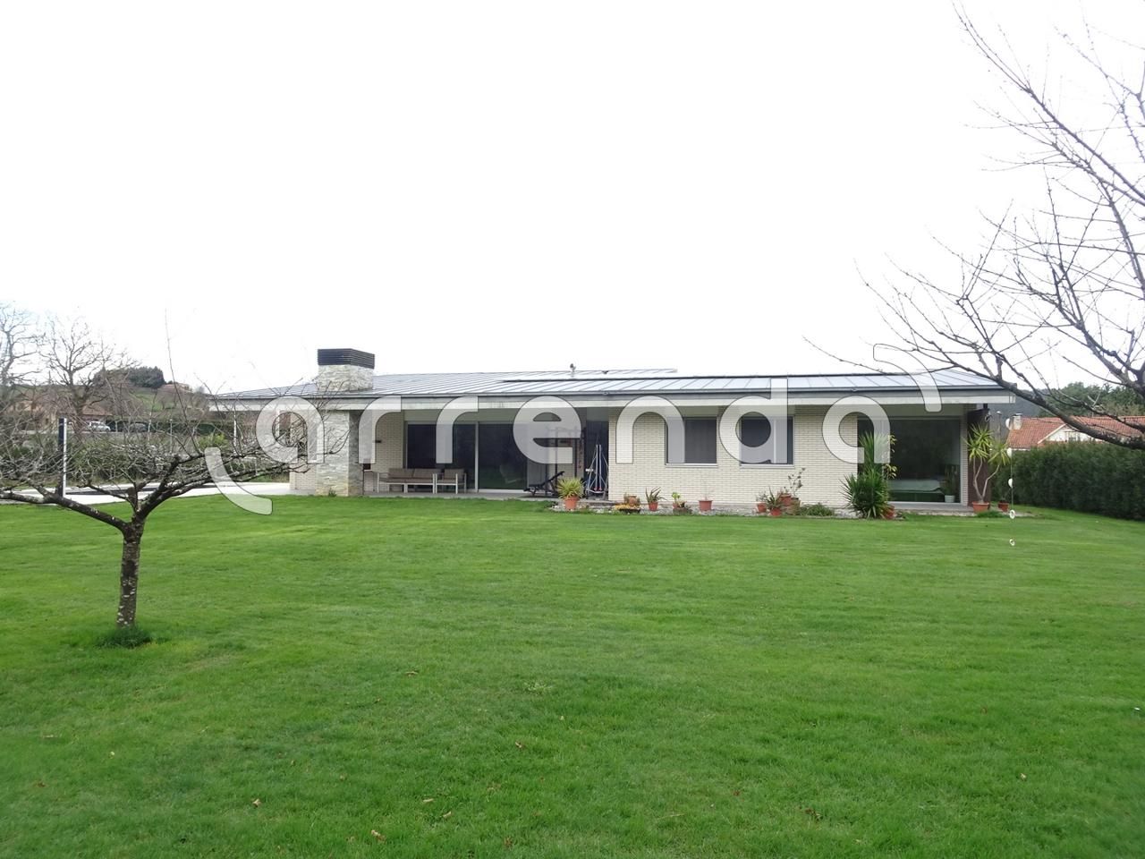 Vista exterior de Casa o xalet de lloguer en Piélagos amb Jardí privat i Piscina