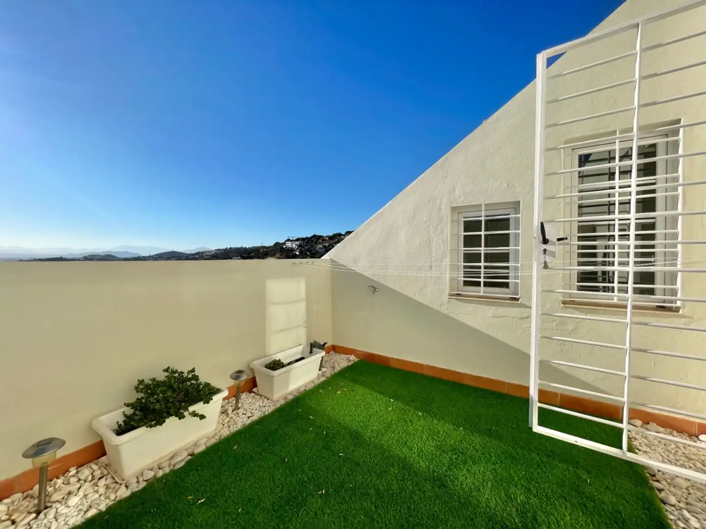 Terrasse von Einfamilien-Reihenhaus zum Verkauf in Málaga mit Klimaanlage, Heizung und Privatgarten