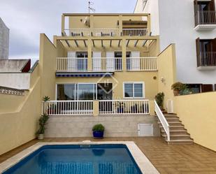 Vista exterior de Casa o xalet en venda en Maó amb Aire condicionat, Terrassa i Piscina