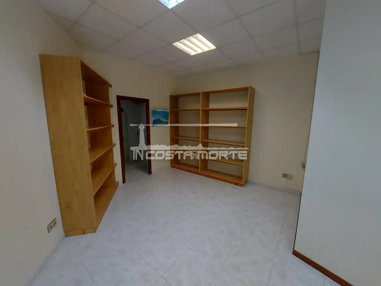 Office for rent in Carnota  with Storage room