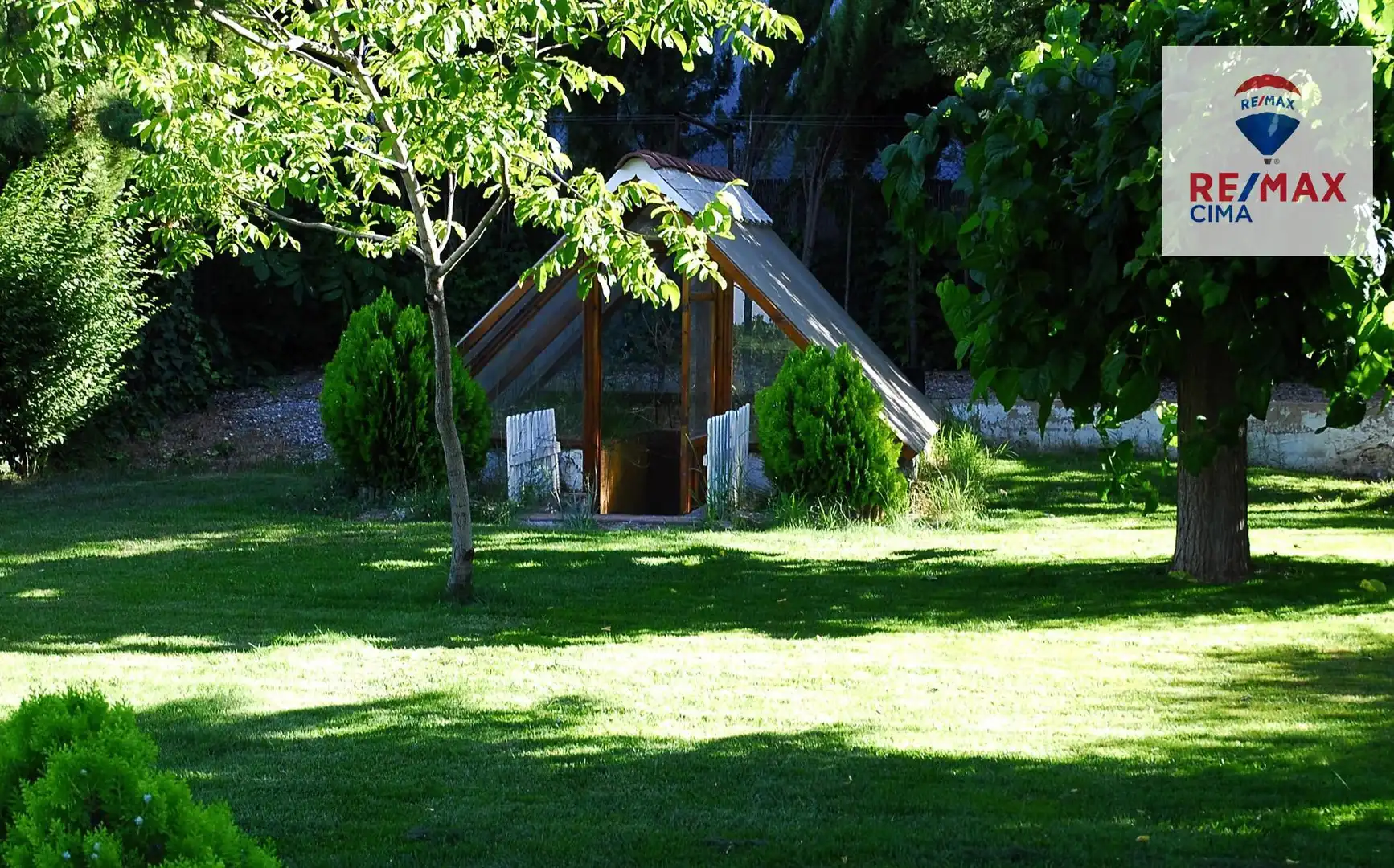 Jardí de Casa o xalet en venda en Baza amb Aire condicionat, Calefacció i Jardí privat
