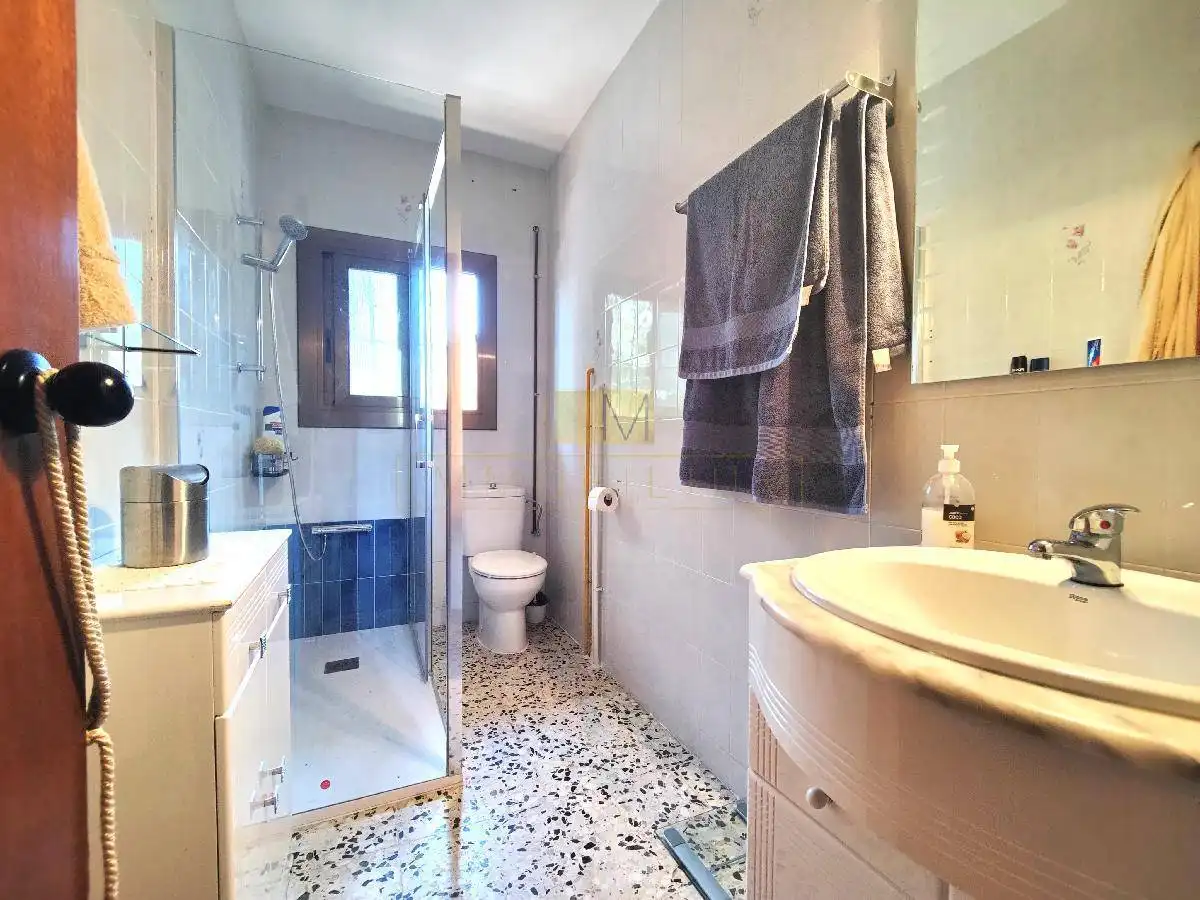 Bany de Casa o xalet en venda en Vilanova i la Geltrú amb Calefacció, Jardí privat i Terrassa