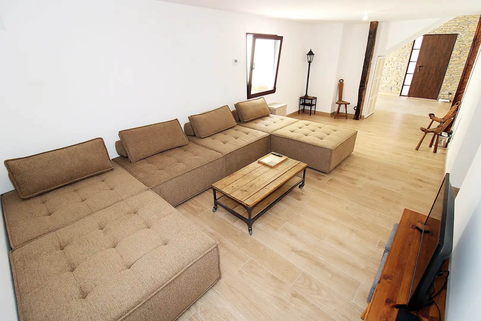 Sala d'estar de Casa adosada en venda en Torrelaguna amb Aire condicionat, Calefacció i Jardí privat