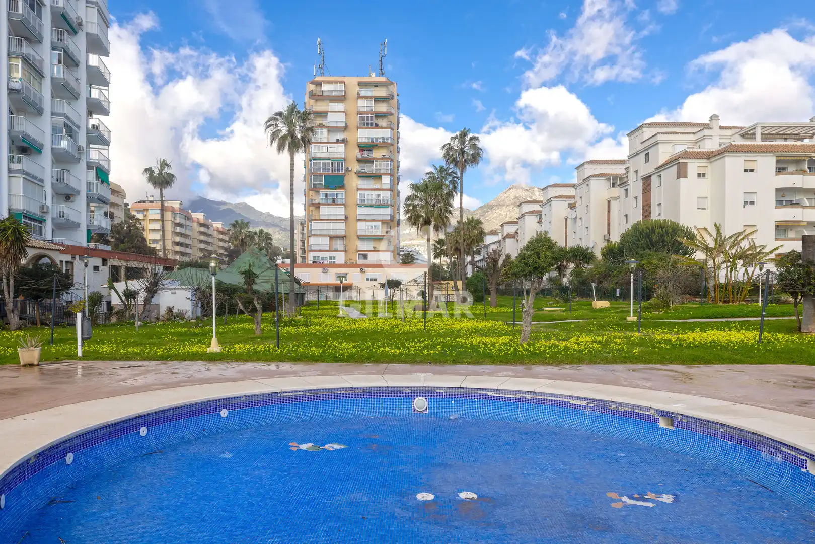 Vista exterior de Estudi en venda en Benalmádena amb Calefacció, Jardí privat i Piscina