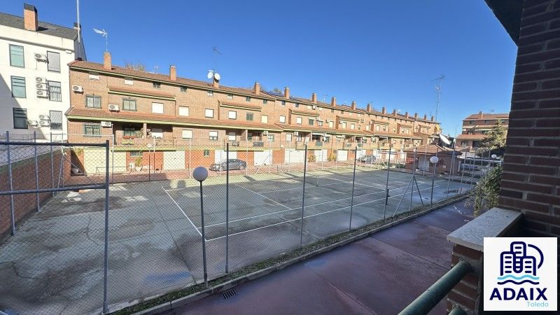 Vista exterior de Casa adosada en venda en  Toledo Capital amb Aire condicionat, Calefacció i Piscina