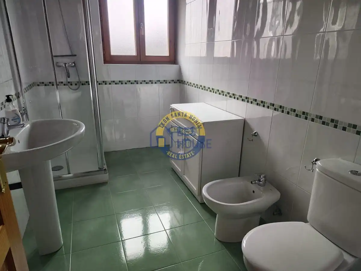 Baño de Casa o chalet en venta en Villaquilambre con Calefacción, Jardín privado y Parquet