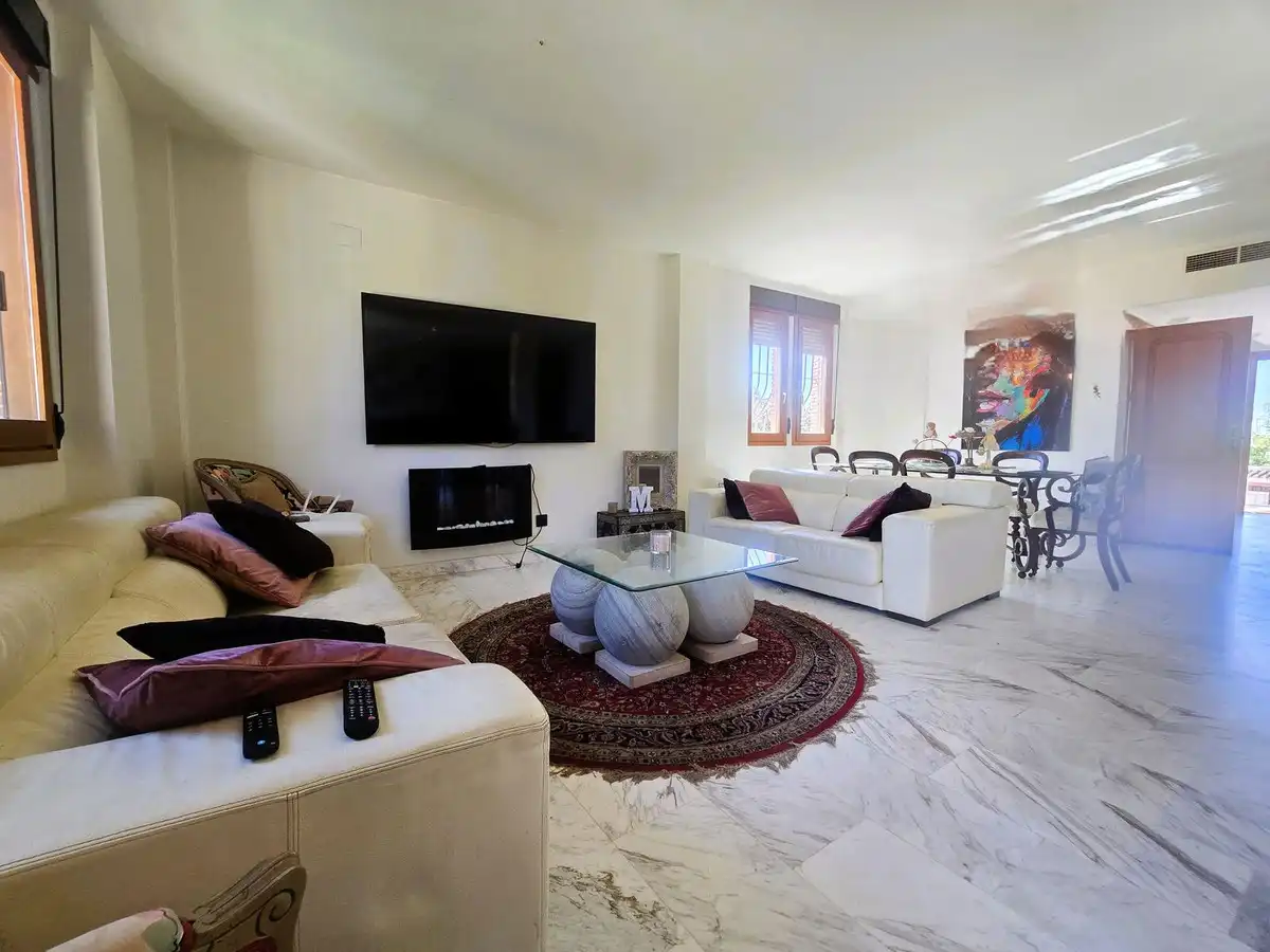 Wohnzimmer von Einfamilien-Reihenhaus zum Verkauf in Mijas mit Klimaanlage, Heizung und Privatgarten