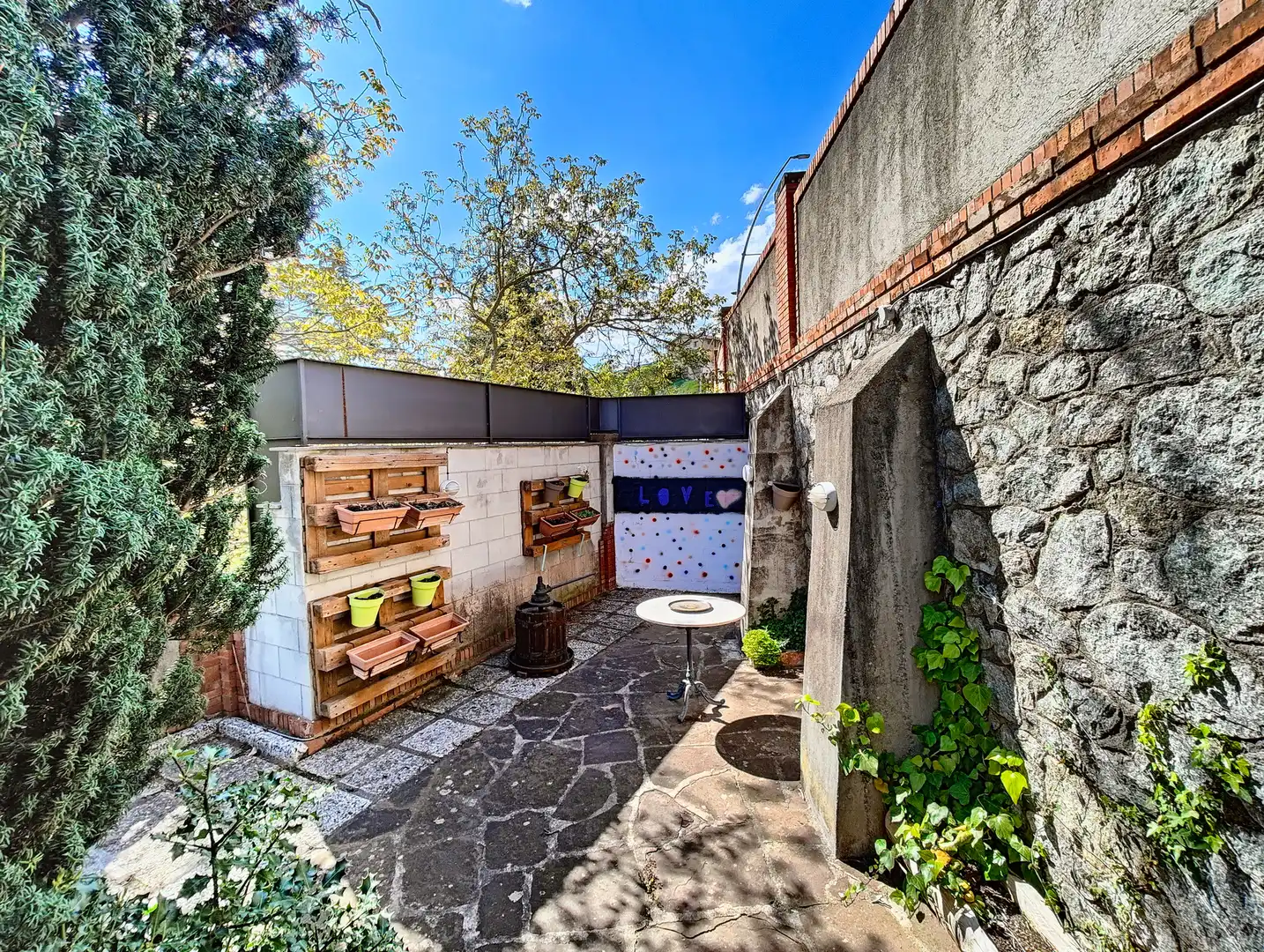 Terrassa de Casa o xalet en venda en Sant Joan de les Abadesses amb Calefacció, Jardí privat i Terrassa