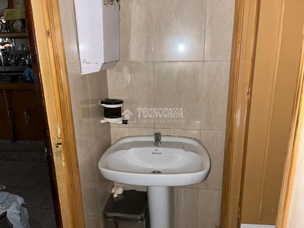 Bany de Local de lloguer en León Capital  amb Calefacció