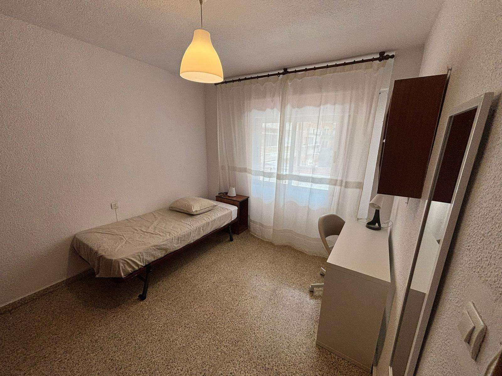 Bedroom of Flat to share in  Granada Capital  with Air Conditioner, Heating and Terrace