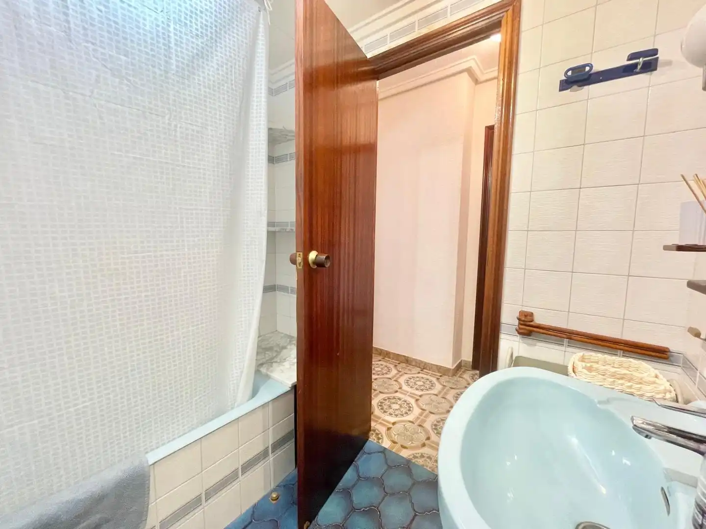 Bathroom of Apartments for rent in Torrevieja  with Air Conditioner, Heating and Terrace