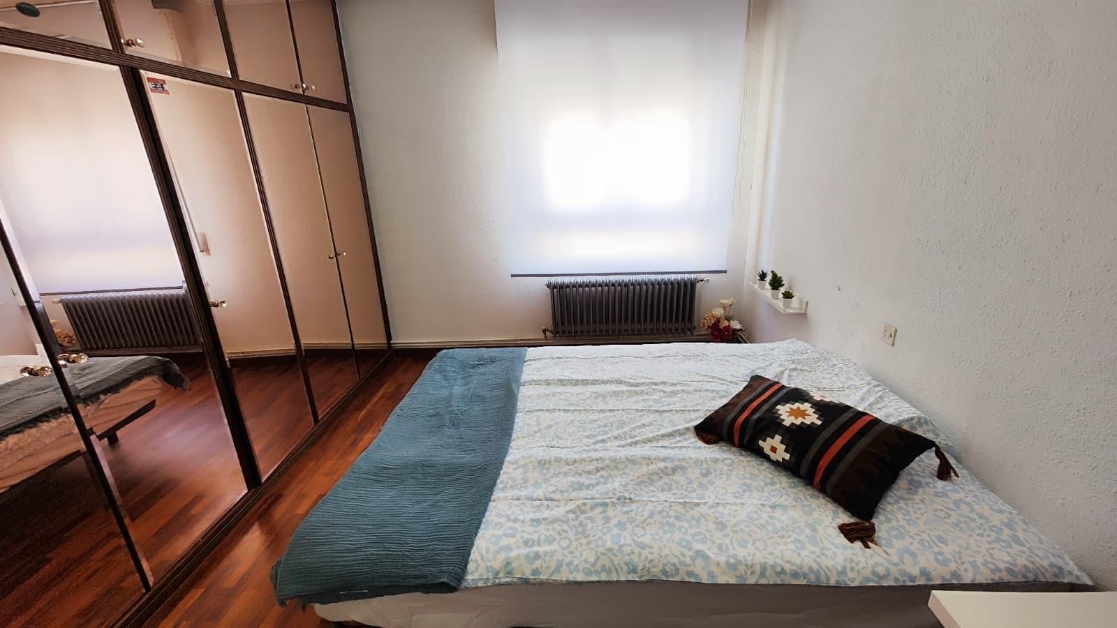 Dormitori de Pis per a compartir en León Capital  amb Calefacció i Terrassa