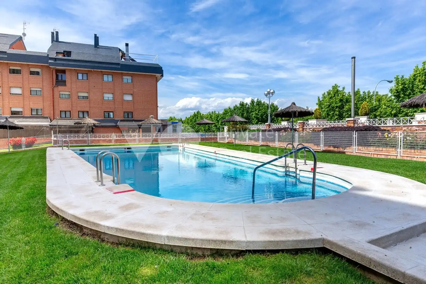 Piscina de Dúplex en venta en Majadahonda con Aire acondicionado, Calefacción y Parquet