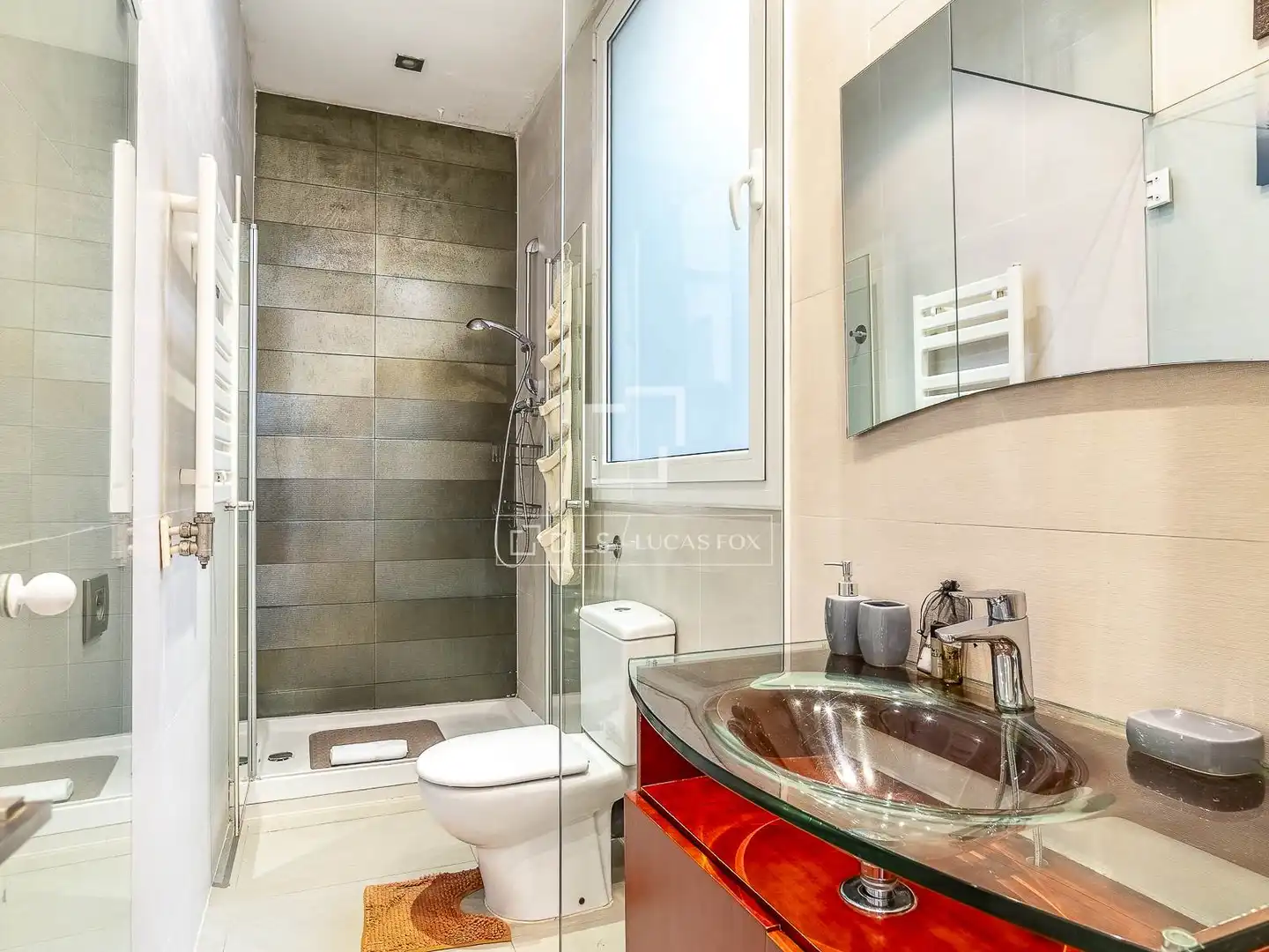Badezimmer von Wohnung zum Verkauf in Barcelona mit Klimaanlage, Heizung und Balkon