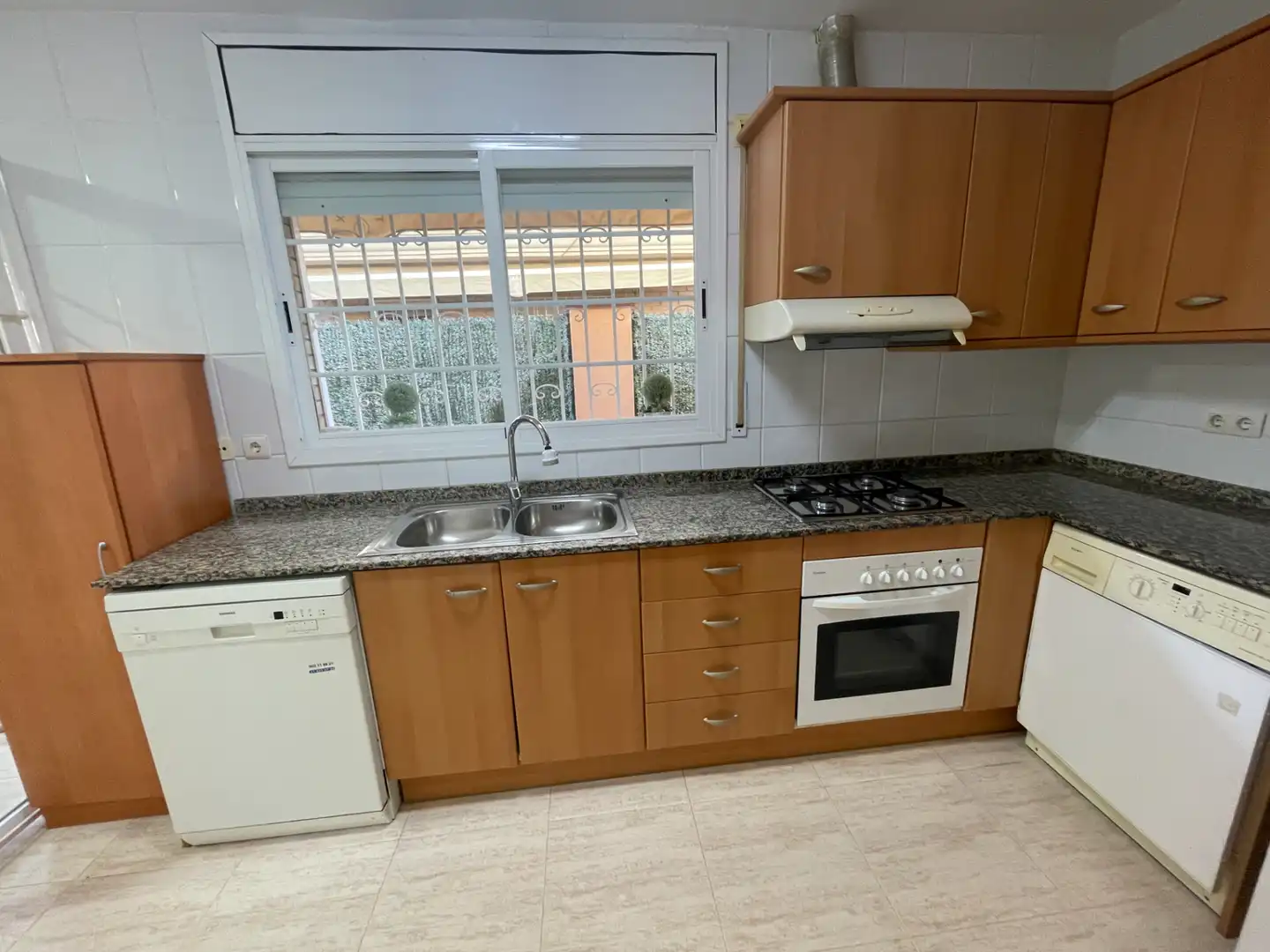 Semi-detached house with terrace for sale in Carrer de Pere Vergés 29, imagen 4