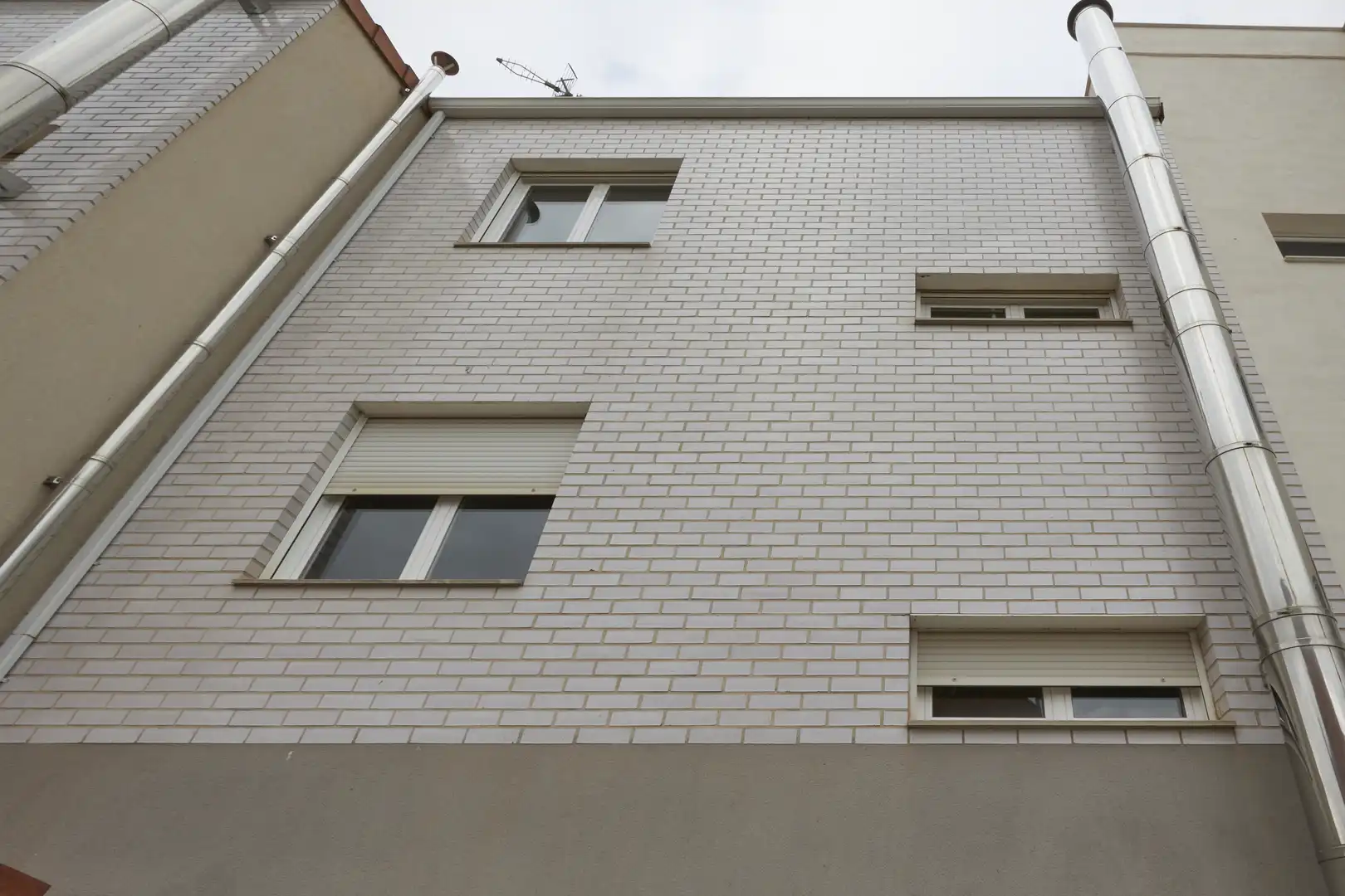 Vista exterior de Casa adosada en venda en Rincón de Soto amb Calefacció, Parquet i Terrassa
