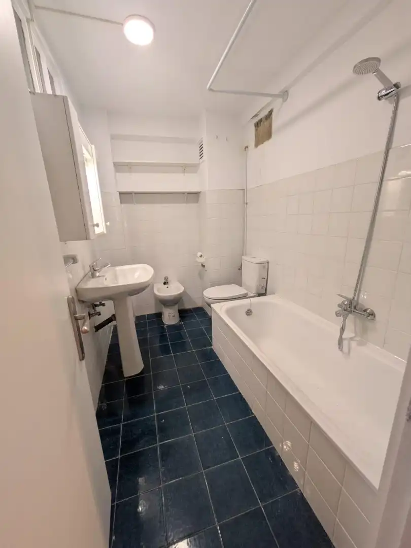 Badezimmer von Wohnung zur Miete in Gijón 