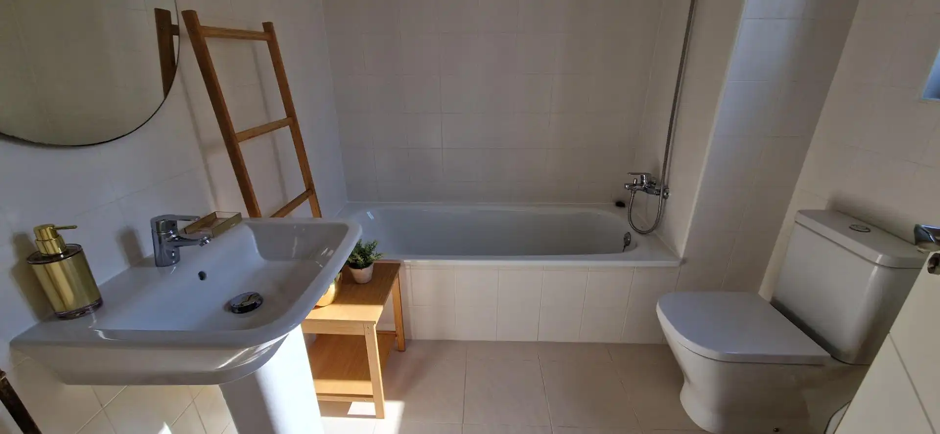 Badezimmer von Einfamilien-Reihenhaus zum Verkauf in Cullera mit Klimaanlage, Privatgarten und Terrasse