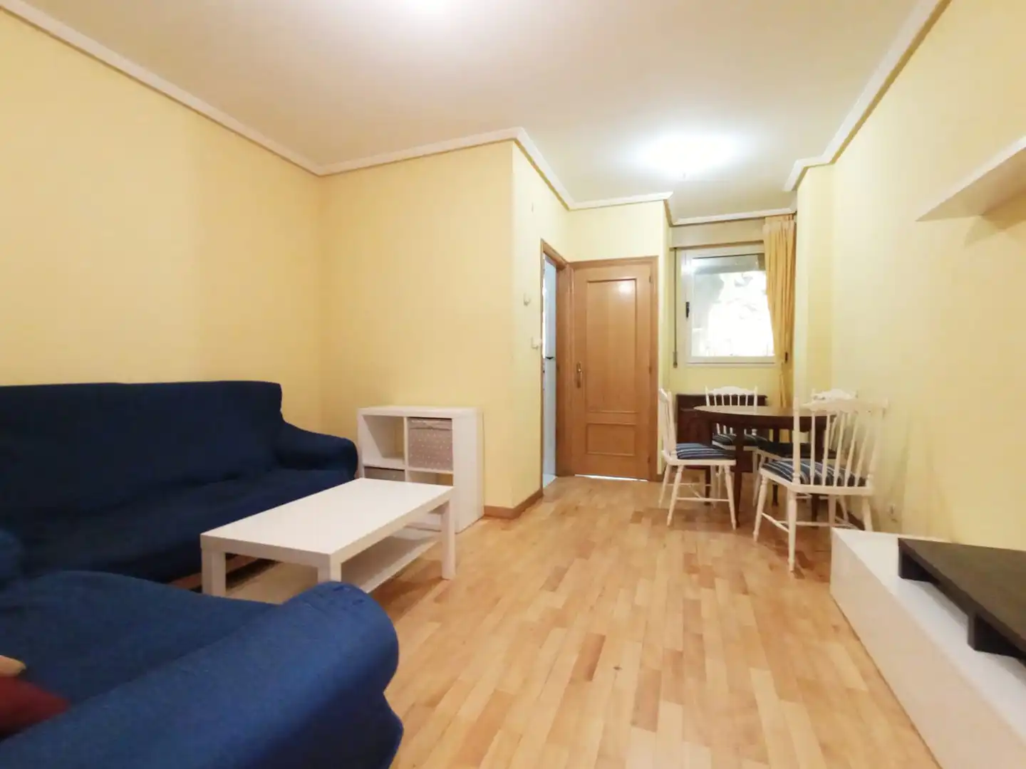 Sala de estar de Apartamento en venta en Burgos con Calefacción, Parquet y Amueblado