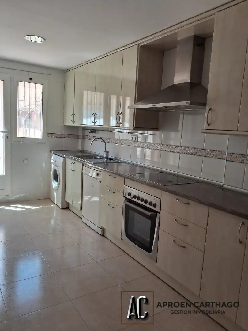 Cuina de Casa adosada en venda en Los Alcázares amb Calefacció, Jardí privat i Moblat