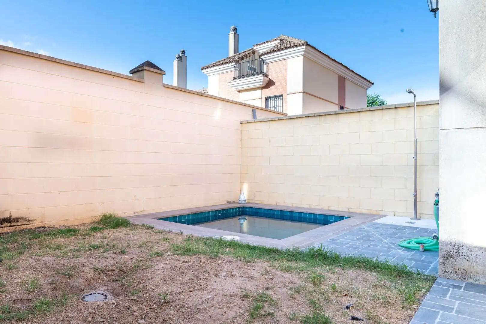 Piscina de Casa adosada en venda en San Juan de Aznalfarache amb Aire condicionat, Jardí privat i Terrassa