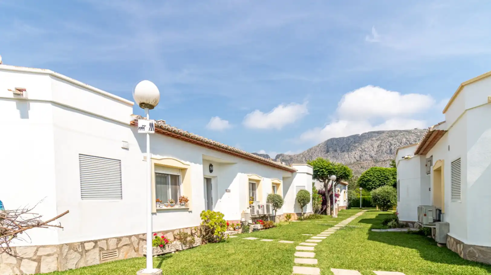 Vista exterior de Casa o xalet en venda en Beniarbeig amb Aire condicionat, Calefacció i Jardí privat