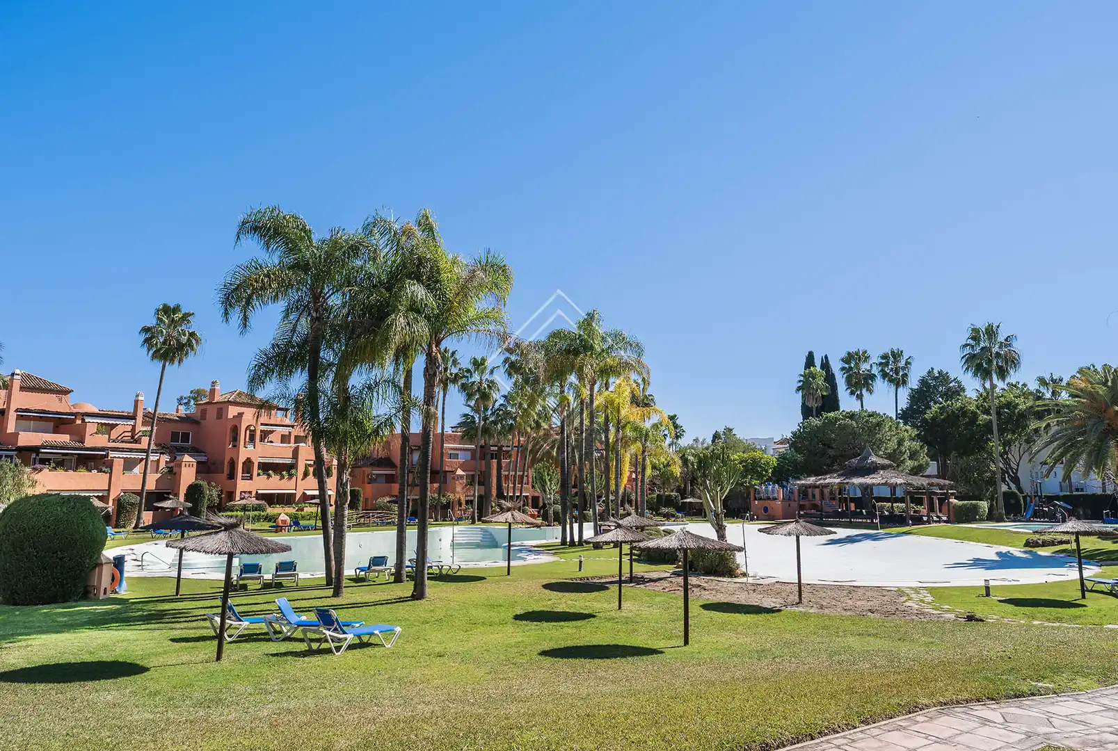 Vista exterior de Àtic en venda en Estepona amb Aire condicionat, Terrassa i Moblat