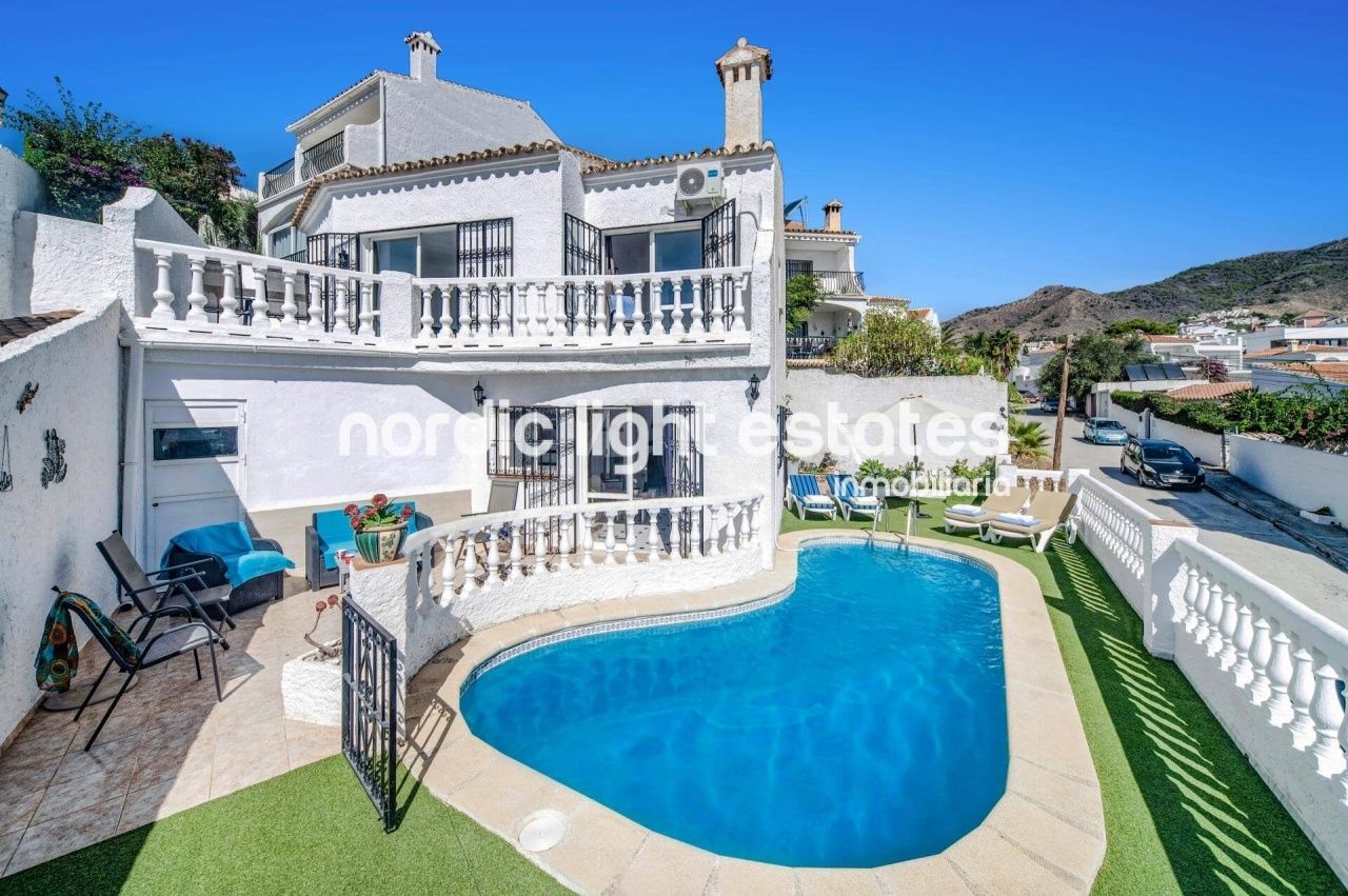 Vista exterior de Casa o xalet de lloguer en Nerja amb Aire condicionat, Terrassa i Piscina