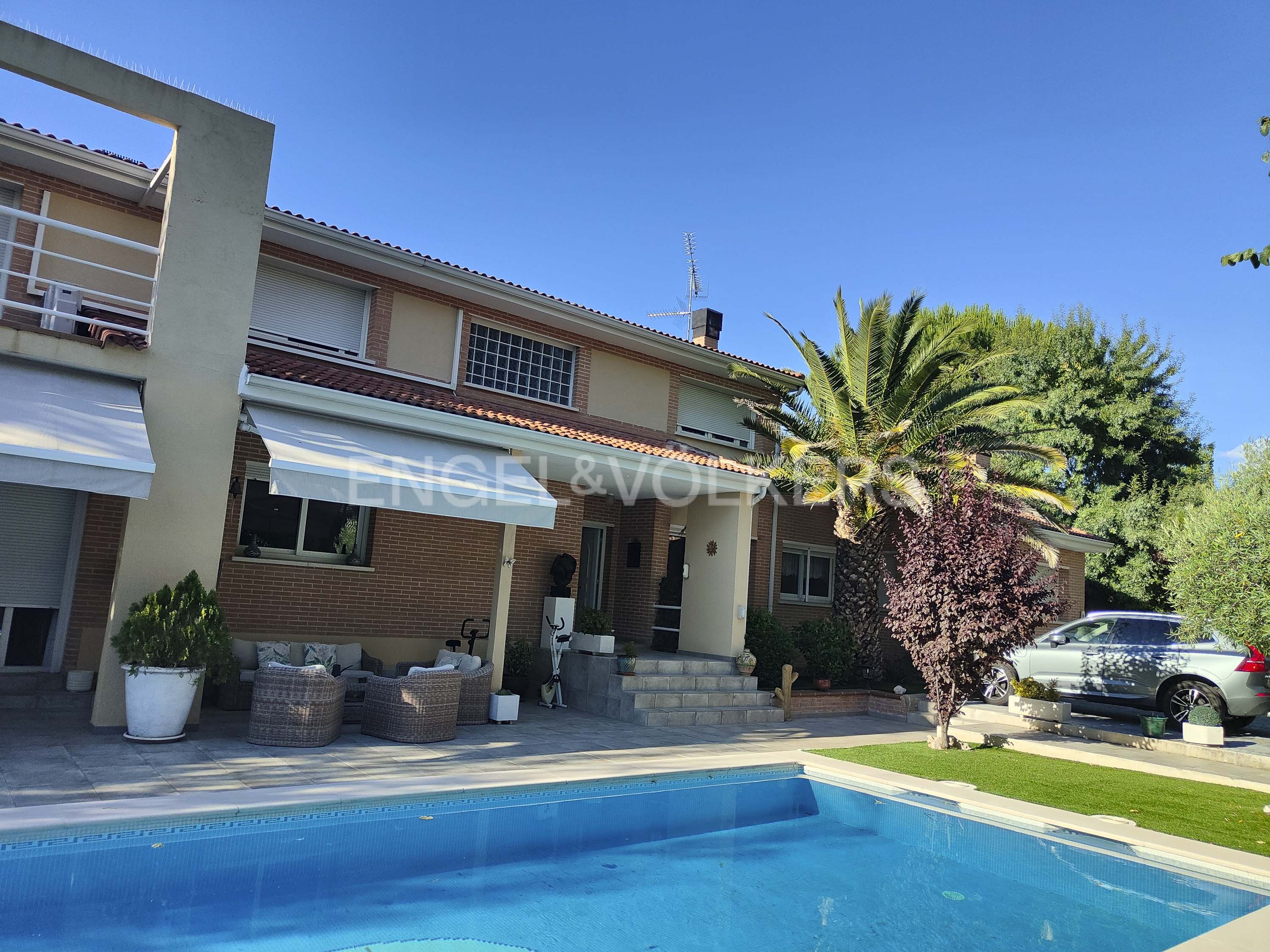 Vista exterior de Casa o xalet en venda en Majadahonda amb Calefacció, Jardí privat i Terrassa